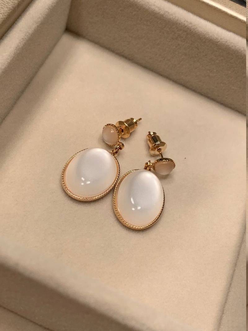 Weißes Mondlicht Runde Opal Glas Drop Ohrring von JJsVelvetBox