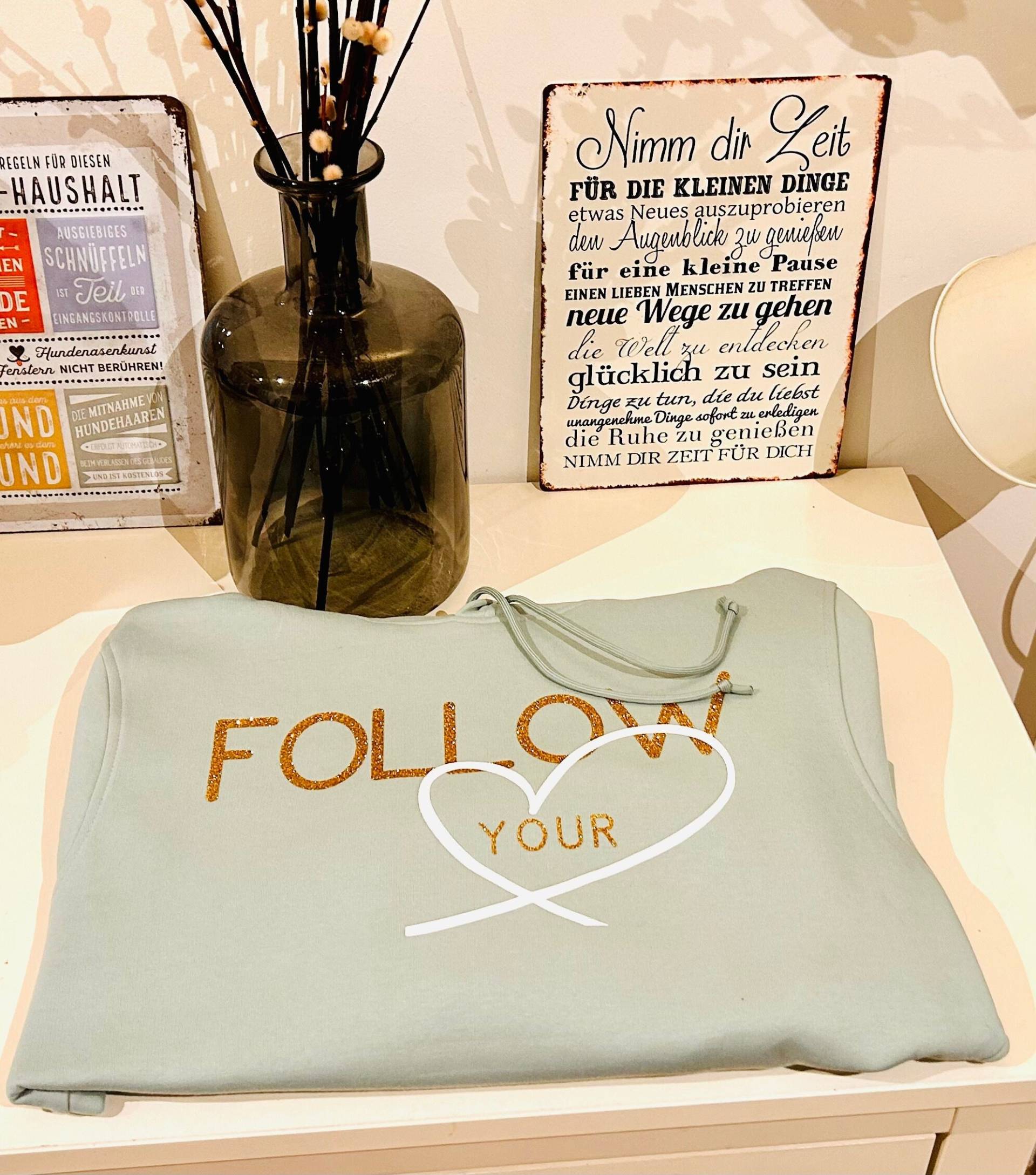 Sweatshirt Mit Kapuze „Follow Your Heart" Sweatshirt Mit Kapuze „Follow Your Heart" von JKDailyDeko