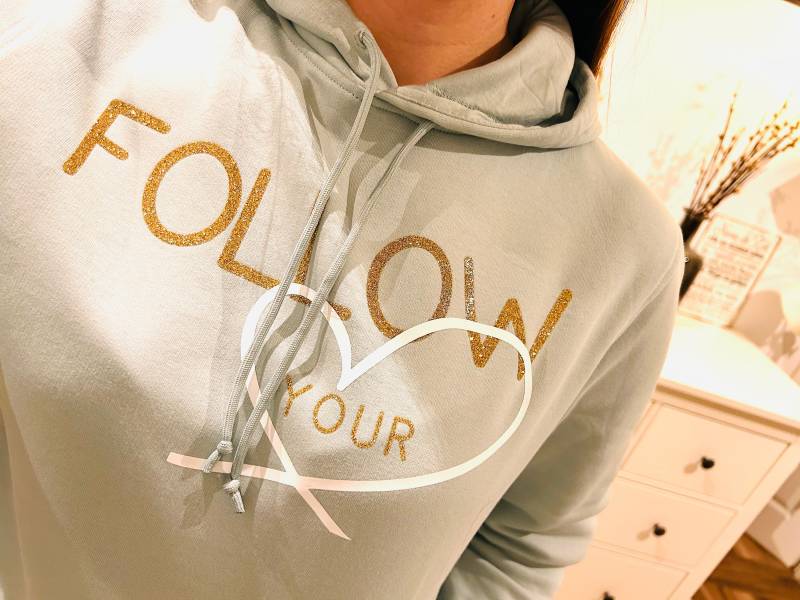 Sweatshirt Mit Kapuze „Follow Your Heart" Sweatshirt Mit Kapuze „Follow Your Heart" von JKDailyDeko