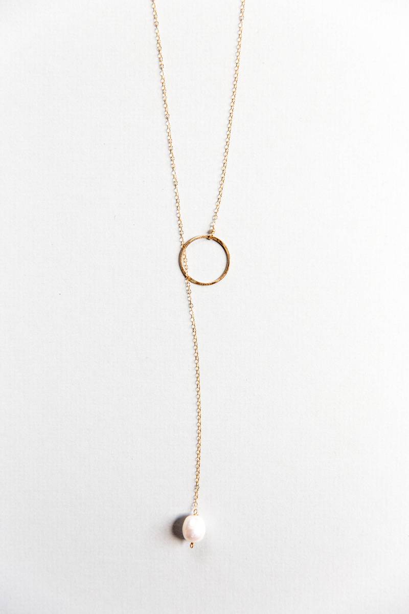 14 K Gold Gefüllte Perle Lariat 14 K Gold Gefüllte Perle Lariat von JKDesignsJewelry