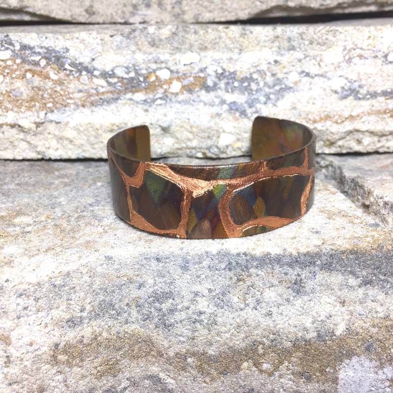 Armband Mit Tarnung Art Flamme Malerei in Schlange Haut Prasseln Eingraviert Armband Mit Tarnung Art Flamme Malerei in Schlange Haut Prasseln Eingraviert von JKMJewelryDesigns