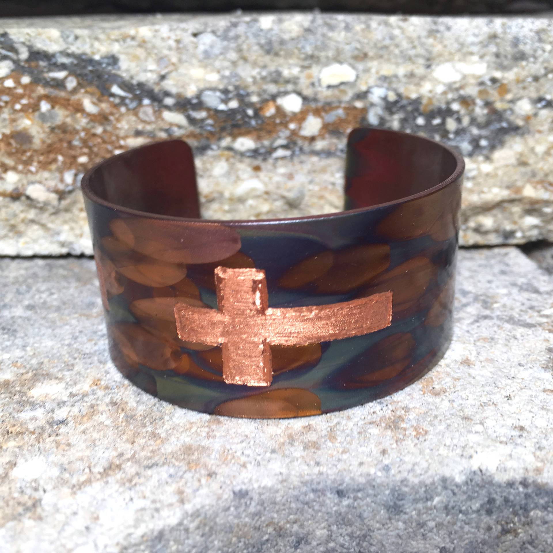 Drei Kreuze Eingraviert in Flammen Bemalt Kupfer Armreif Drei Kreuze Eingraviert in Flammen Bemalt Kupfer Armreif von JKMJewelryDesigns