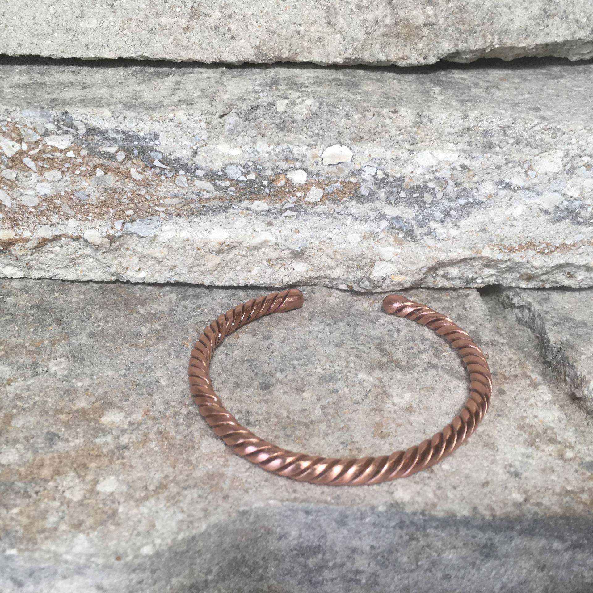 Dünne Twisted Wire Kupfer Armreif Dünne Twisted Wire Kupfer Armreif von JKMJewelryDesigns