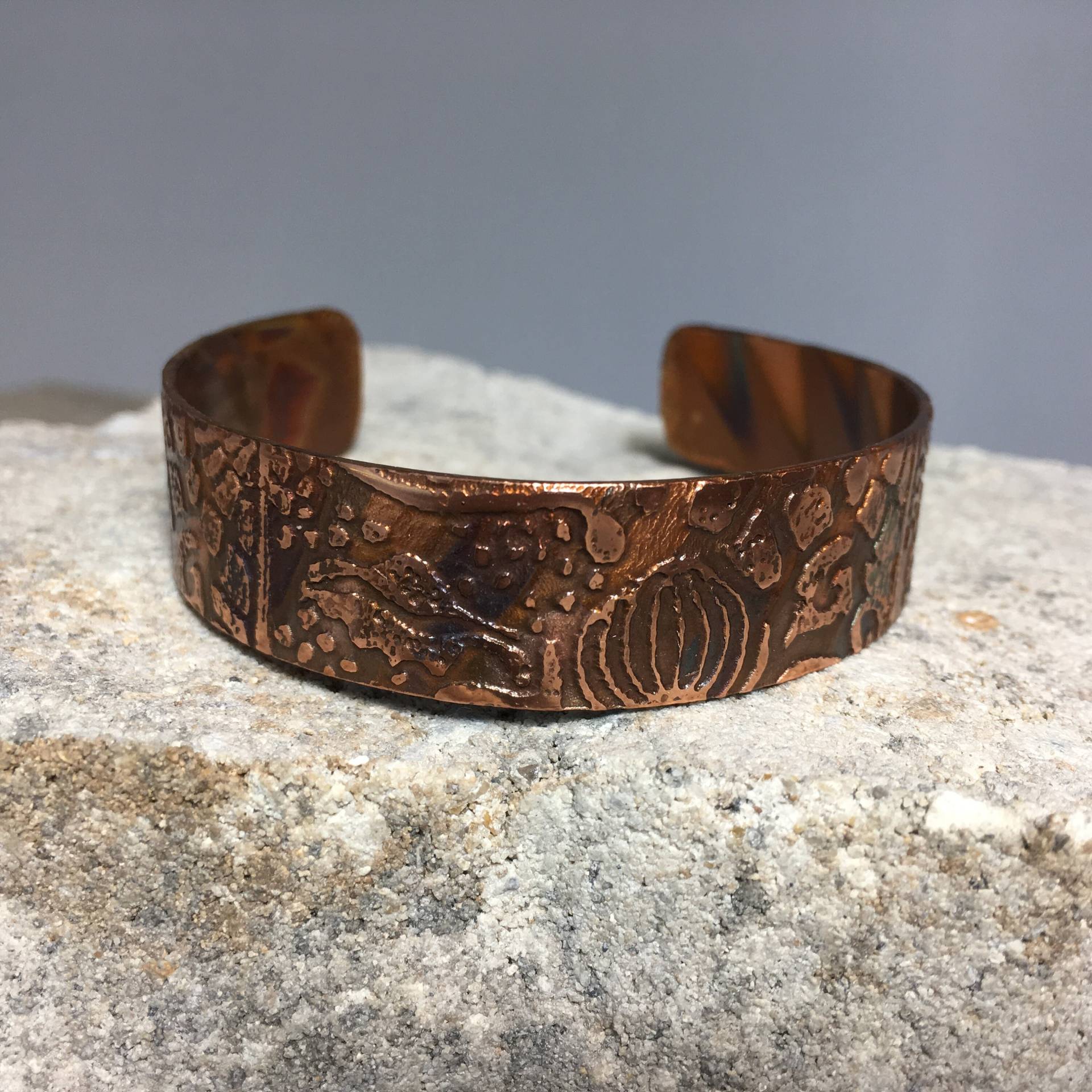 Einzigartige Geätzt Und Flamme Lackiertem Kupfer Armreif Einzigartige Geätzt Und Flamme Lackiertem Kupfer Armreif von JKMJewelryDesigns