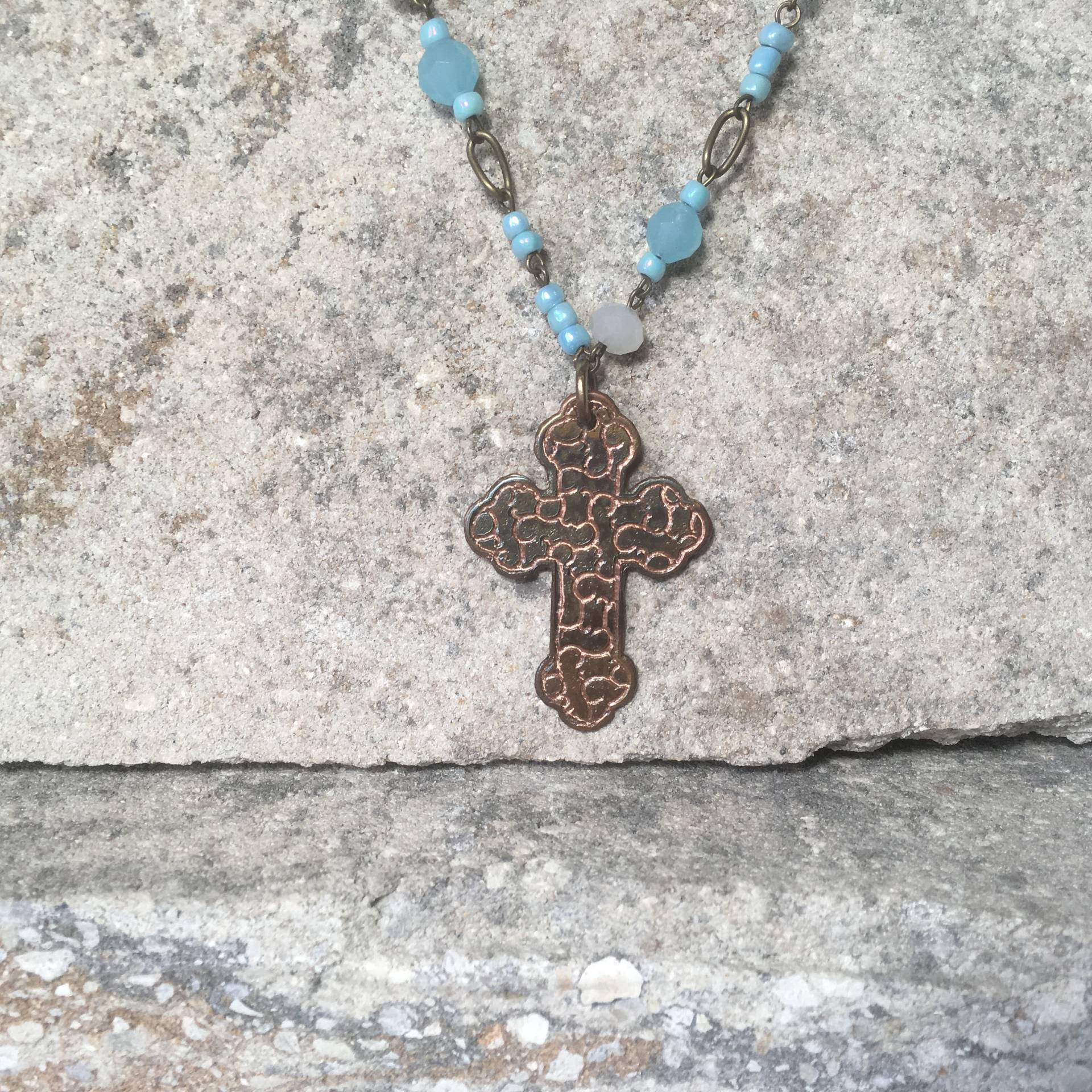 Einzigartige Geätzte Muster Cross Auf Blau Und Weiß Perlenkette Einzigartige Geätzte Muster Cross Auf Blau Und Weiß Perlenkette von JKMJewelryDesigns