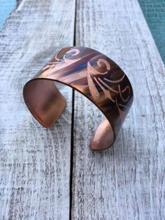 Einzigartige Graviert Flamme Bemalt Armreif von JKMJewelryDesigns