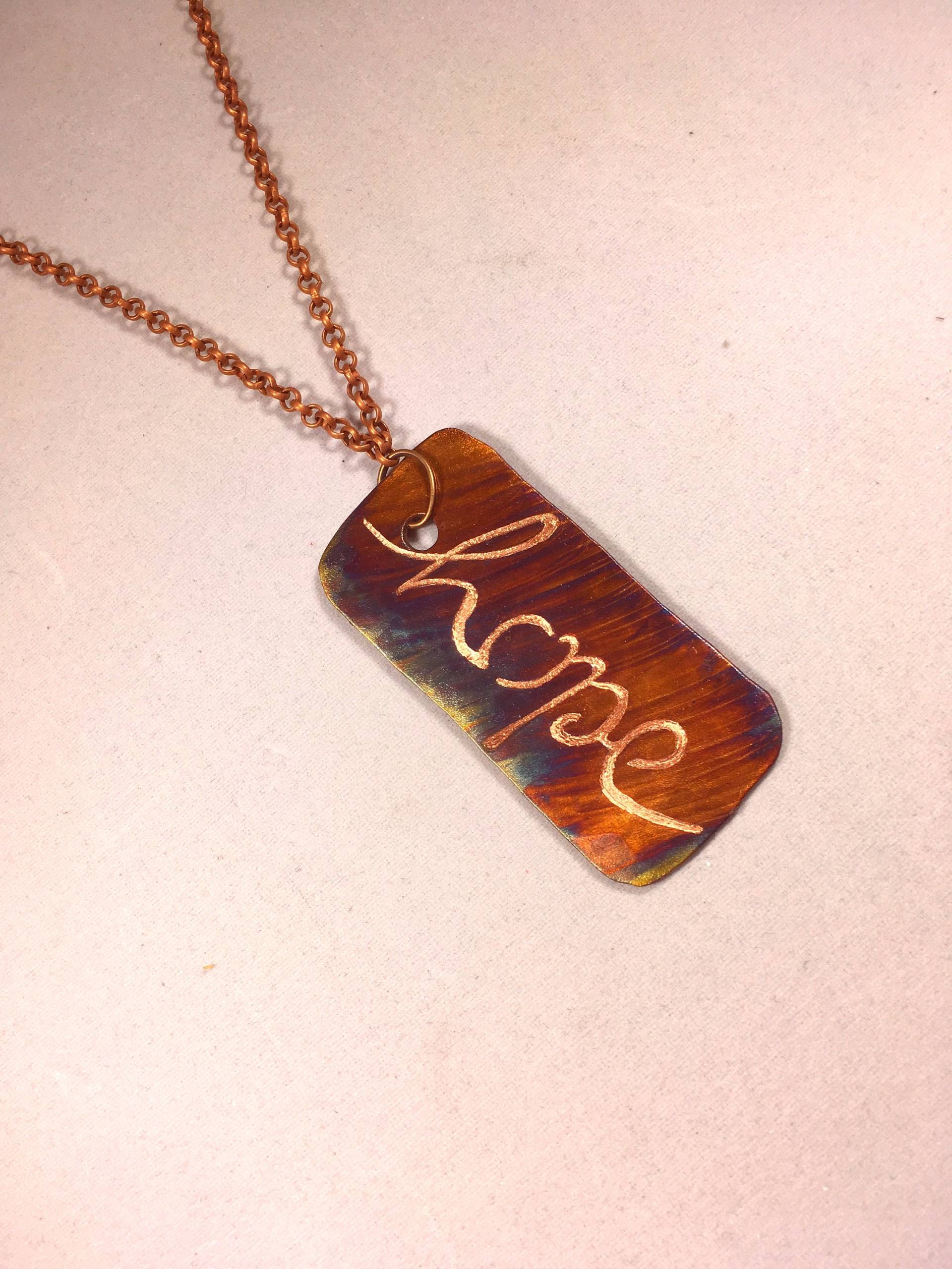 Flamme Wunderschön Bemalten Kupfer Hundemarke Mit Hoffnung in Skript Eingraviert Auf Der Vorderseite Flamme Wunderschön Bemalten Kupfer Hundemarke Mit Hoffnung in Skript Eingraviert Auf Der Vorderseite von JKMJewelryDesigns