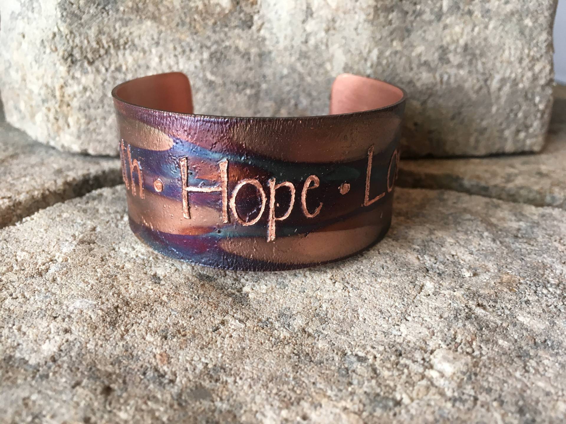 Glaube Hoffnung Liebe Geätzt Auf Flamme Gemalt Kupfer Armreif Glaube Hoffnung Liebe Geätzt Auf Flamme Gemalt Kupfer Armreif von JKMJewelryDesigns