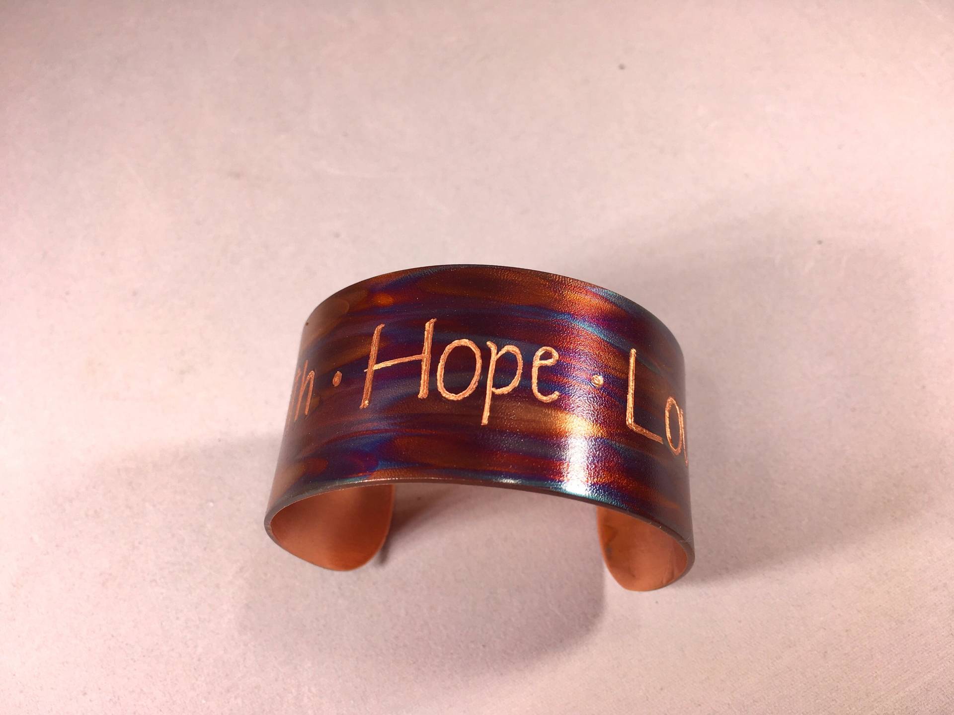 Glaube Hoffnung Liebe Graviert Auf Flamme Gemalt, Armband Oder Manschette Glaube Hoffnung Liebe Graviert Auf Flamme Gemalt, Armband Oder Manschette von JKMJewelryDesigns