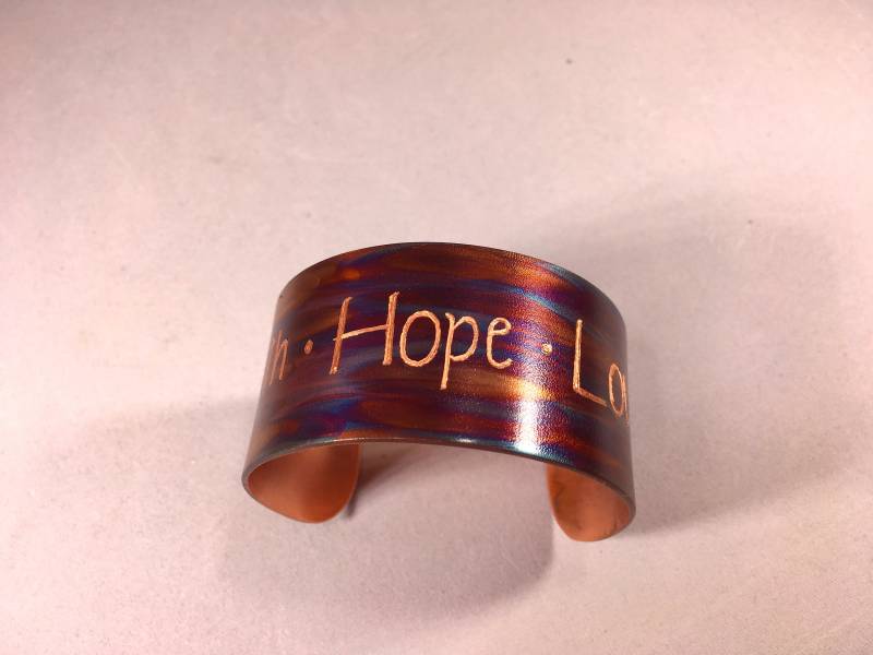Glaube Hoffnung Liebe Graviert Auf Flamme Gemalt, Armband Oder Manschette Glaube Hoffnung Liebe Graviert Auf Flamme Gemalt, Armband Oder Manschette von JKMJewelryDesigns