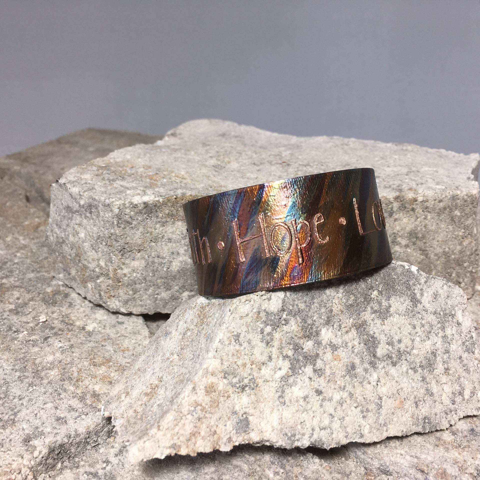 Glaube Hoffnung Liebe Kupfer Armband Oder Manschette, Geätzt Und Flamme Gemalt Glaube Hoffnung Liebe Kupfer Armband Oder Manschette, Geätzt Und Flamme Gemalt von JKMJewelryDesigns
