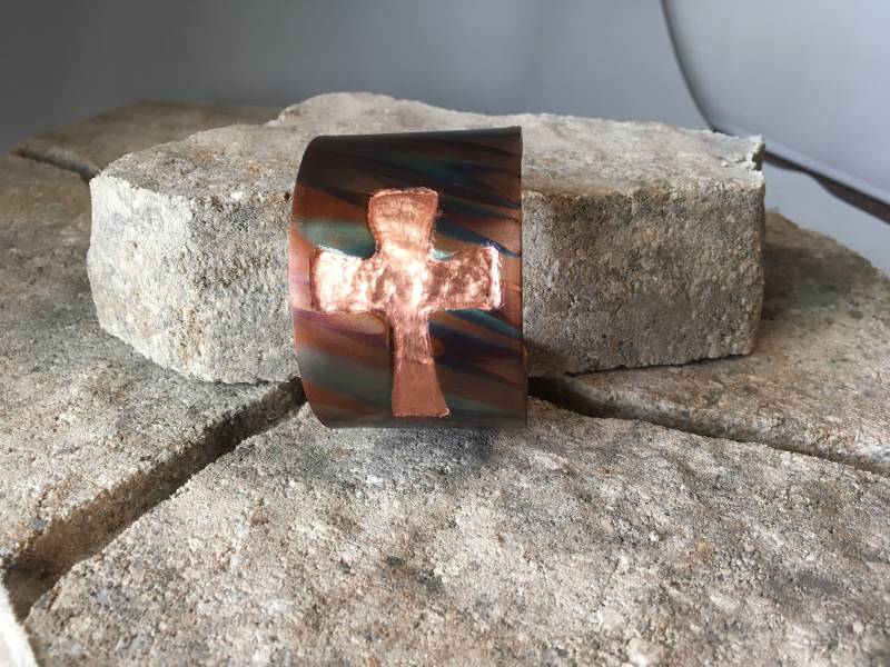 Großes Kreuz Graviert in Flamme Gemalt Kupfer Armreif Großes Kreuz Graviert in Flamme Gemalt Kupfer Armreif von JKMJewelryDesigns