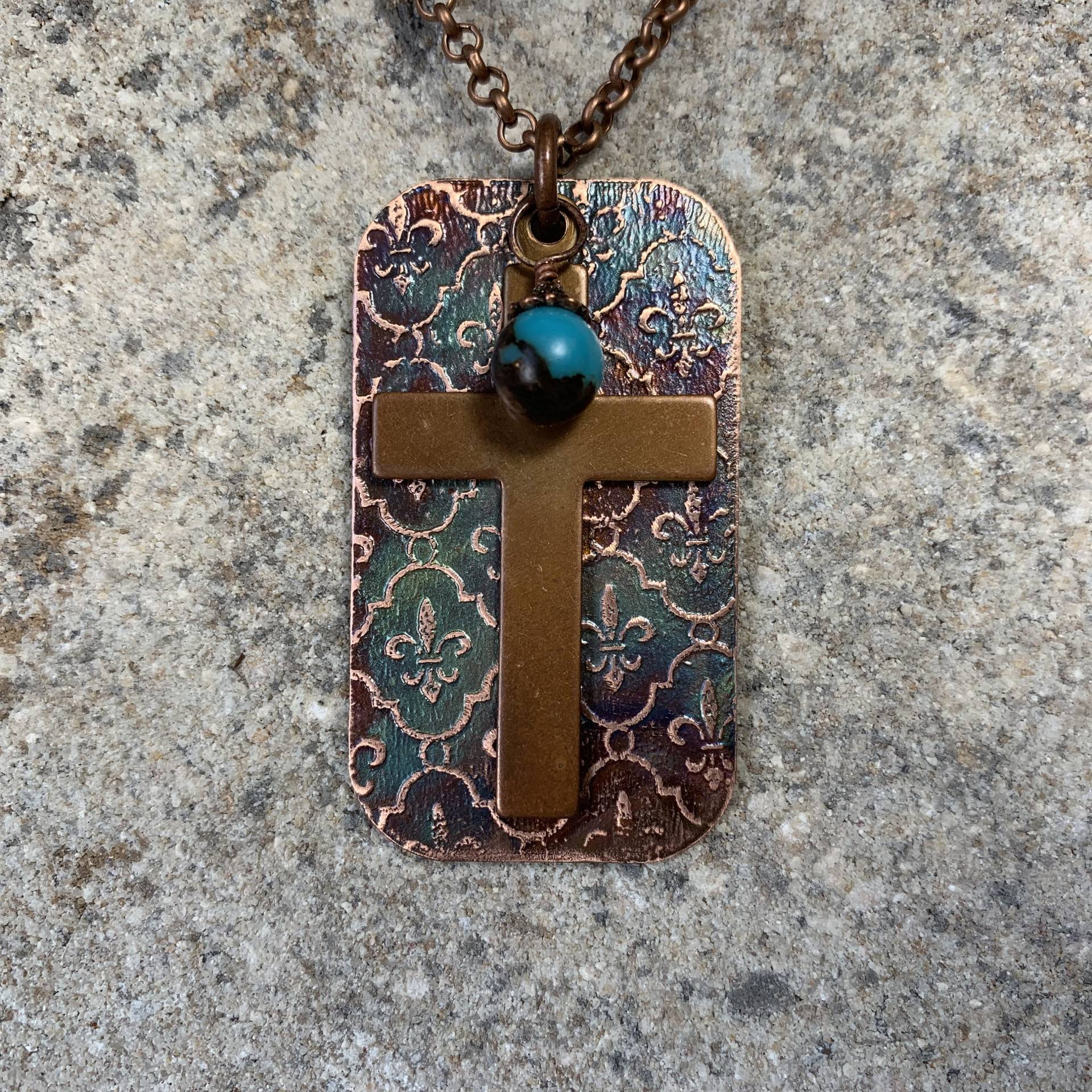 Kupfer Hundemarke Mit Fleur De Lis Muster Und Flamme Geätzt Gemalt, Tief Grün Kreuz Türkis Perle Aufgehängt Vorn Zu Erzeugen Kupfer Hundemarke Mit Fleur De Lis Muster Und Flamme Geätzt Gemalt, Tief Grün Kreuz Türkis Perle Aufgehängt Vorn Zu Erzeugen von JKMJewelryDesigns