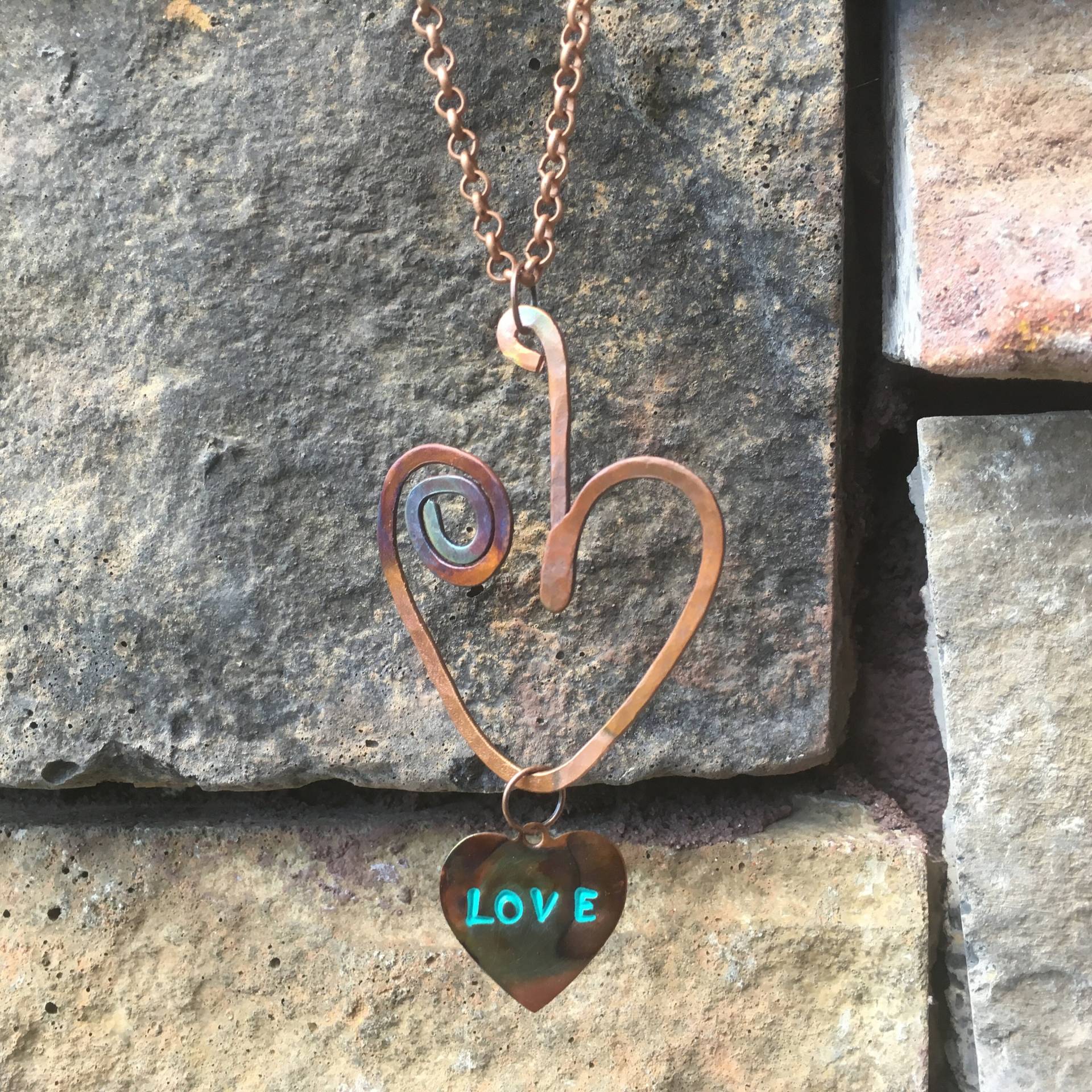 Moderne Herzform Anhänger Aus Kupfer Und Flamme Geformt Bemalt Mit Liebesherz Petrol-Buchstaben Moderne Herzform Anhänger Aus Kupfer Und Flamme Geformt Bemalt Mit Liebesherz Petrol-Buchstaben von JKMJewelryDesigns