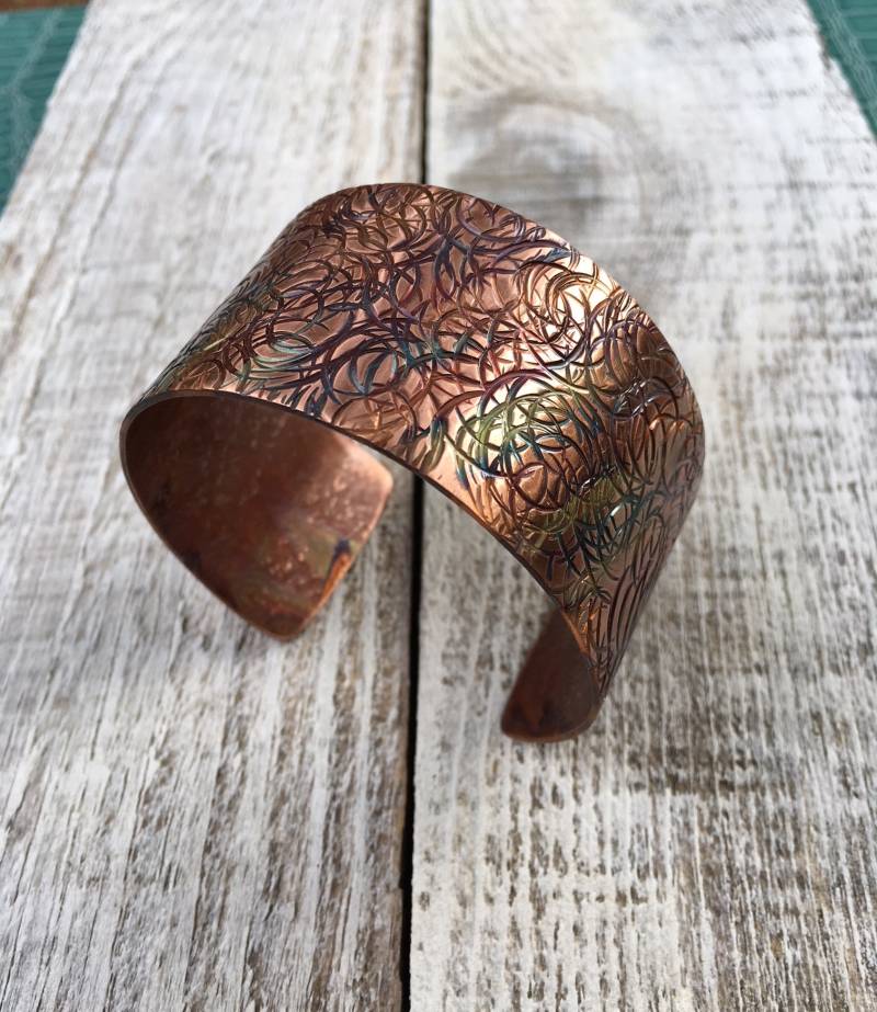 Sehr Ungewöhnlich Überlappende Kreismuster Und Flamme Bemalt Kupfernen Armband Sehr Ungewöhnlich Überlappende Kreismuster Und Flamme Bemalt Kupfernen Armband von JKMJewelryDesigns