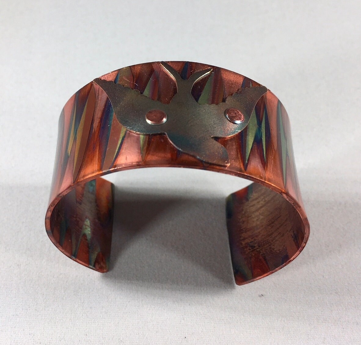 Taube Aus Kupfer Beschichteten Messing Auf Flamme Armband Oder Manschette Lackiert Taube Aus Kupfer Beschichteten Messing Auf Flamme Armband Oder Manschette Lackiert von JKMJewelryDesigns