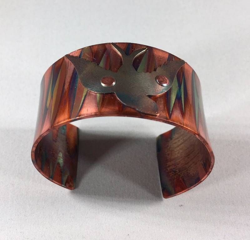 Taube Aus Kupfer Beschichteten Messing Auf Flamme Armband Oder Manschette Lackiert Taube Aus Kupfer Beschichteten Messing Auf Flamme Armband Oder Manschette Lackiert von JKMJewelryDesigns