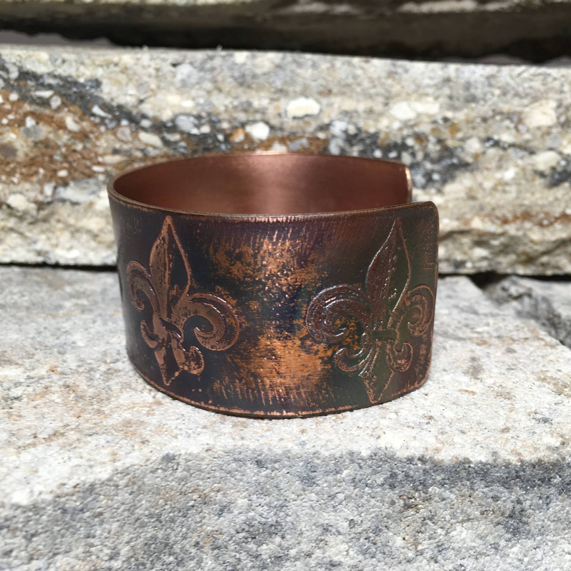 Wirklich Rustikale Seris Fleur De Lis Geätzt in Kupfer Flamme Gemalt Armreif Wirklich Rustikale Seris Fleur De Lis Geätzt in Kupfer Flamme Gemalt Armreif von JKMJewelryDesigns