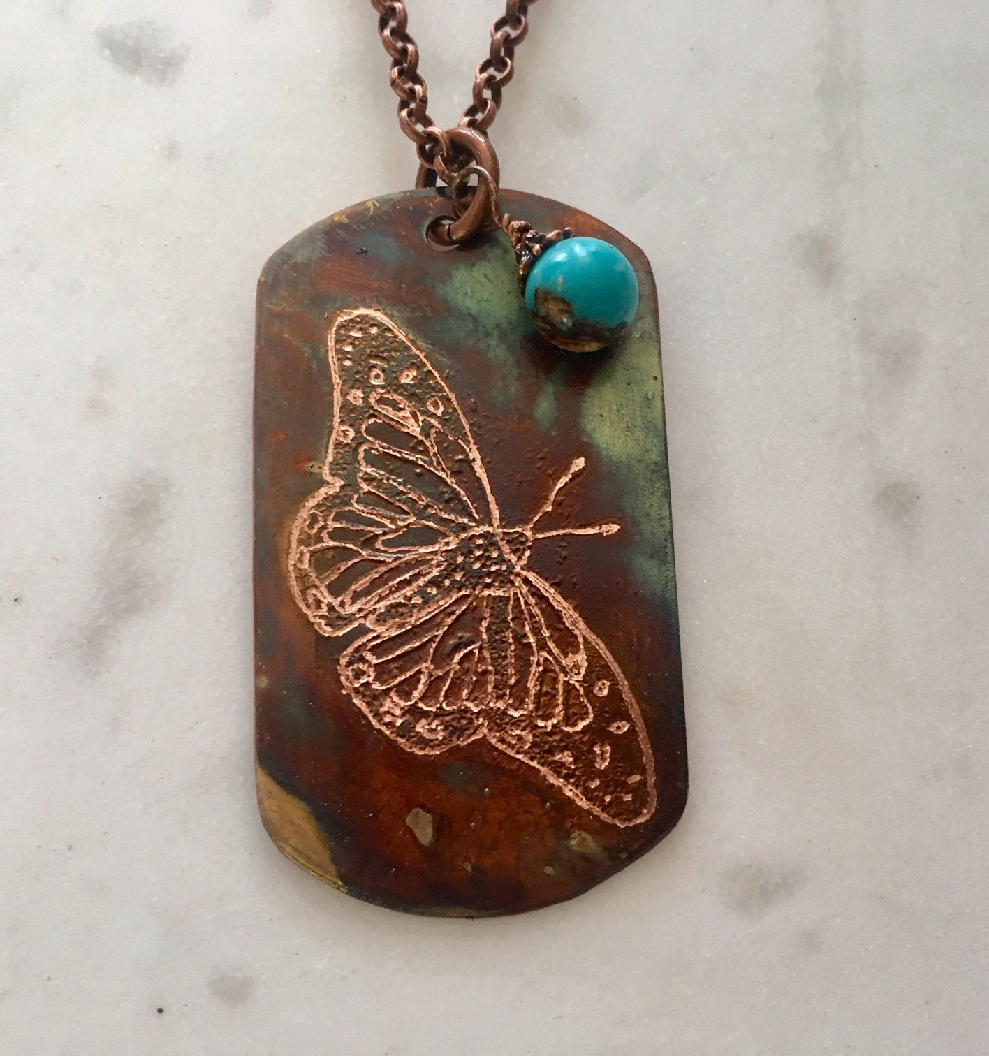 Wunderschöne Schmetterling Graviert Auf Flamme Bemalt Kupfer Hund Tag Mit Türkis Perle Wunderschöne Schmetterling Graviert Auf Flamme Bemalt Kupfer Hund Tag Mit Türkis Perle von JKMJewelryDesigns