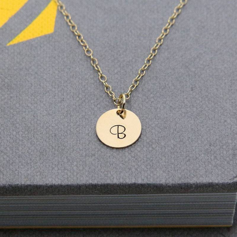 Handgestempelte Initial-Halskette, 14K Gold Gefüllte Scheibe, Personalisierter Monogramm-Schmuck Handgestempelte Initial-Halskette, 14K Gold Gefüllte Scheibe, Personalisierter Monogramm-Schmuck von JKWstudio