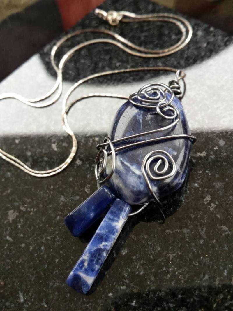 Wire Wrapped Blue Sodalith Stein Halskette Wire Wrapped Blue Sodalith Stein Halskette von JKibbs