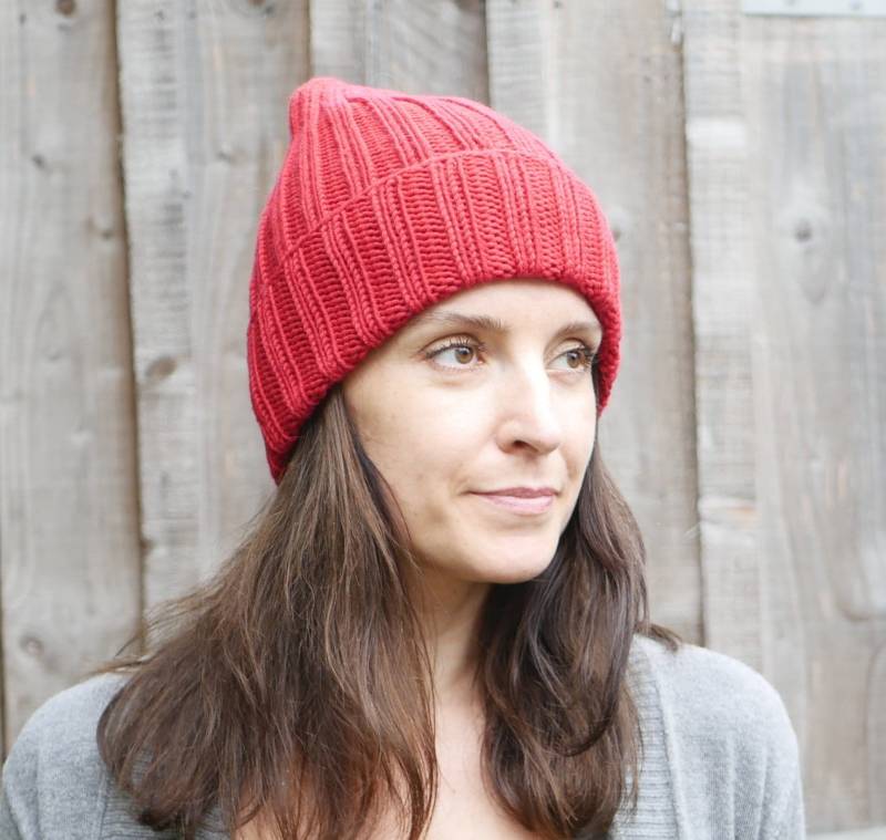 Handgestrickte Mütze Aus Roter Wolle Grobstrick Zopfmuster Mit Manschette von JKnitting