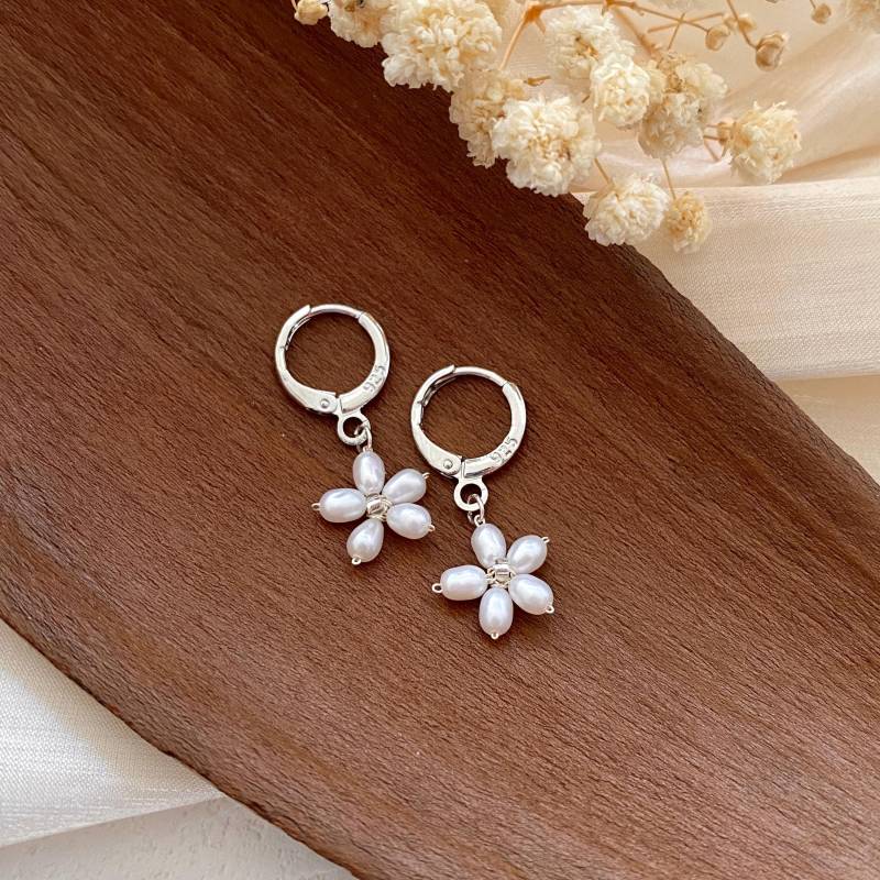 Silber Süßwasser Perle Ohrringe, Zierliche Blumen Creolen, Gänseblümchen Huggie Ohrringe, Braut Ohrringe, Hochzeit Ohrring, Perlen Schmuck Set von JLCreationJewelry