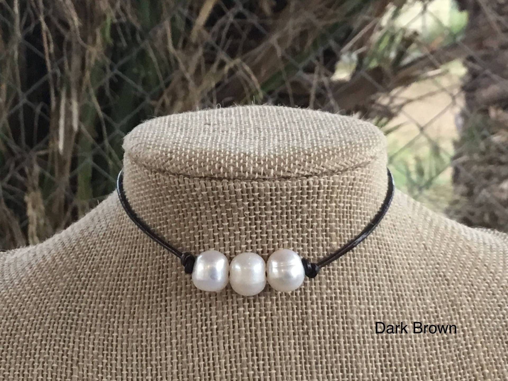 Leder-Perlen-Halsband, Dunkelbraune Leder-Dreifach-Perlen-Halskette, Erschwingliches Geschenk, Juni-Geburtsstein, Geschenk Für Sie von JLJewelryNovelties