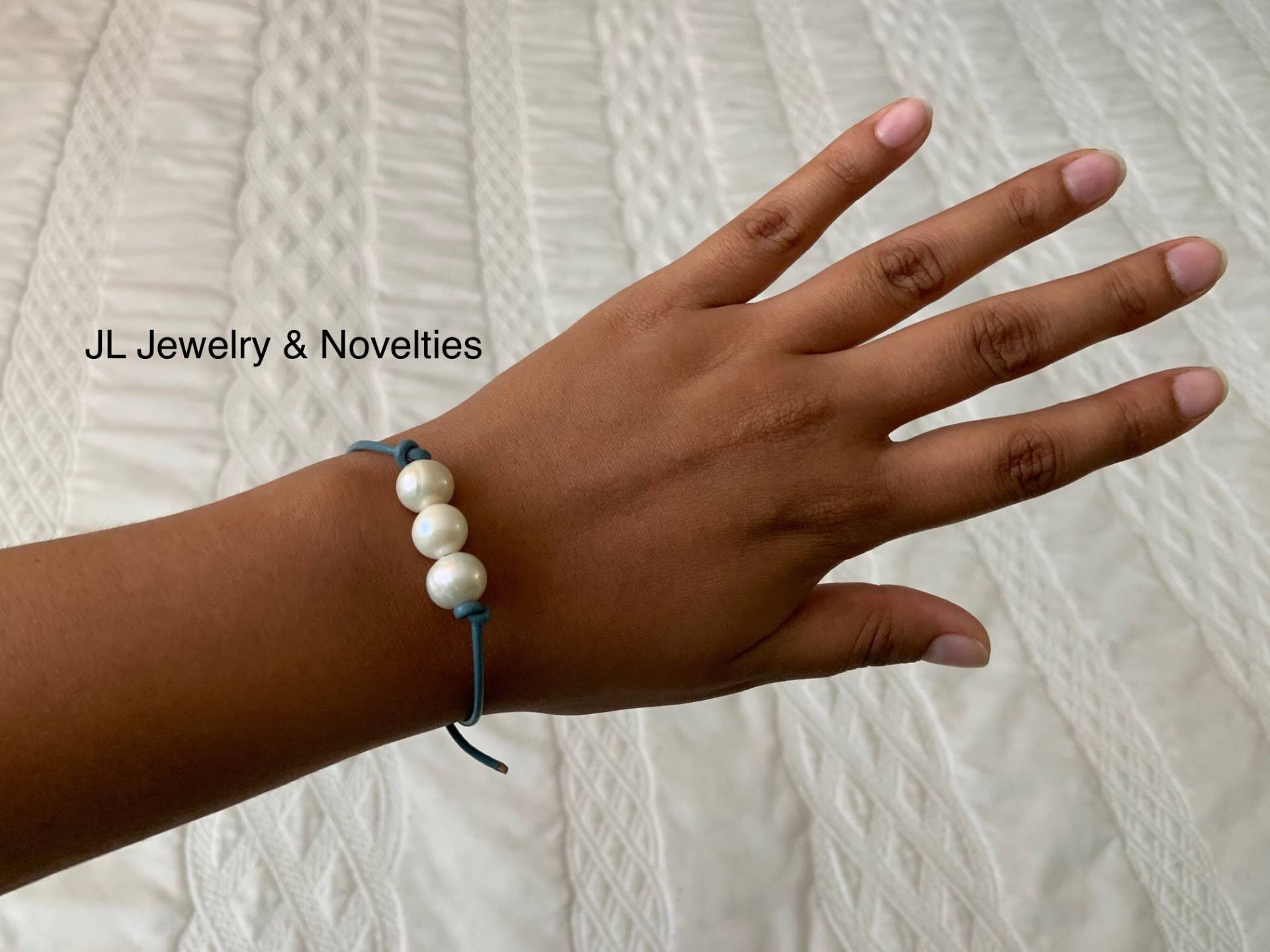 Lederperlenarmband, Perlenarmband, Triple Pearl Lederarmband, Boho, Juni Birthstone, Erschwingliche Weihnachtsgeschenk, Geschenk Für Sie von JLJewelryNovelties