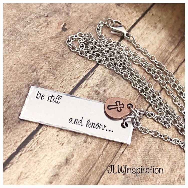 "Handgestempelte Aluminium-Halskette "Be Still & Know", Kupferkreuzanhänger." von JLWInspiration