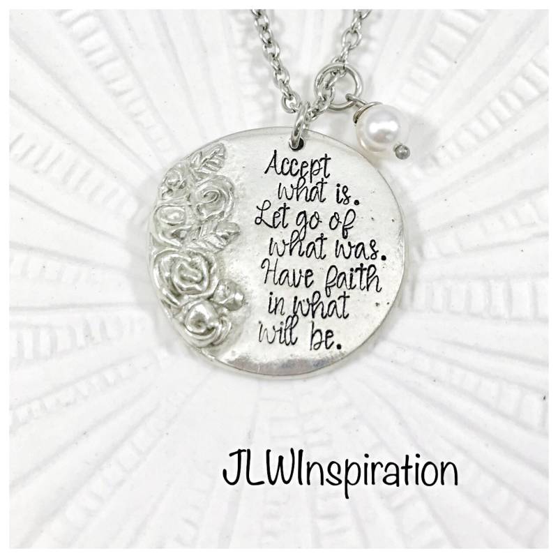 Inspirierende Zinn Kreis Halskette Swarovski Perle Akzent, Edelstahlkette von JLWInspiration