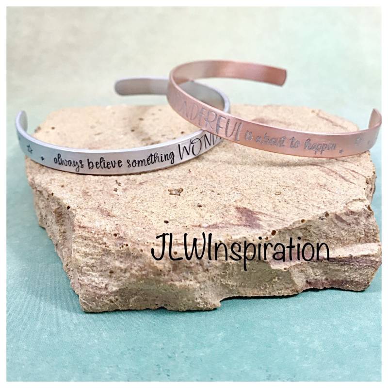 Inspirierender Manschetten Armreif Handgestempelter Schmuck Aus Aluminium Oder Kupfer von JLWInspiration