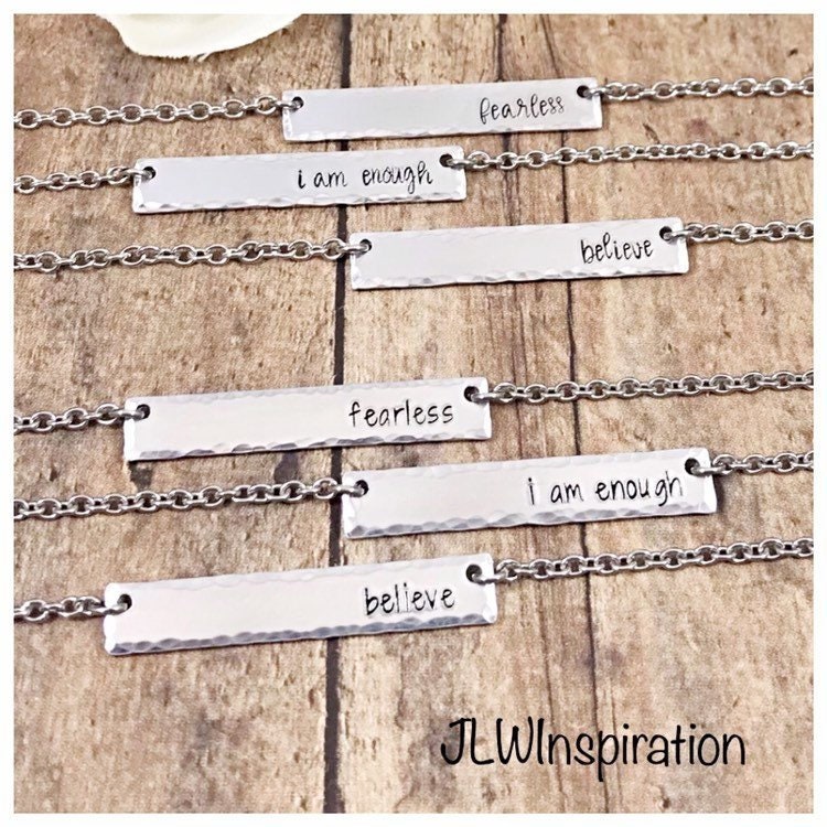 Personalisierte Aluminium Bar Halskette Inspirierender Wort Schmuck von JLWInspiration