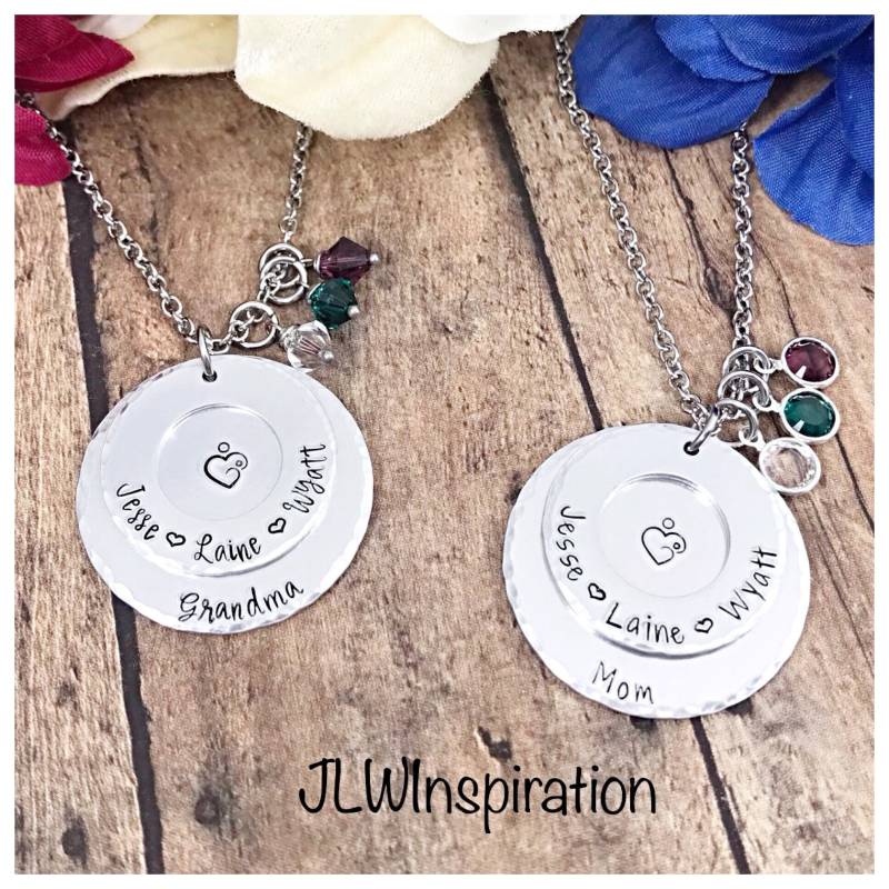 Personalisierte Mutter Kind Halskette Gehämmerte Aluminium Familiennamen, Geburtsstein Anhänger von JLWInspiration