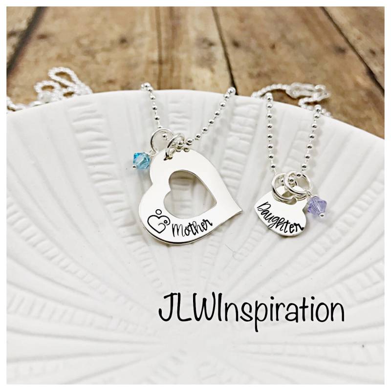 Personalisierte Sterling Silber Mutter Tochter Halskette Set Gestempelte Herzen, Swarovski Geburtssteine von JLWInspiration
