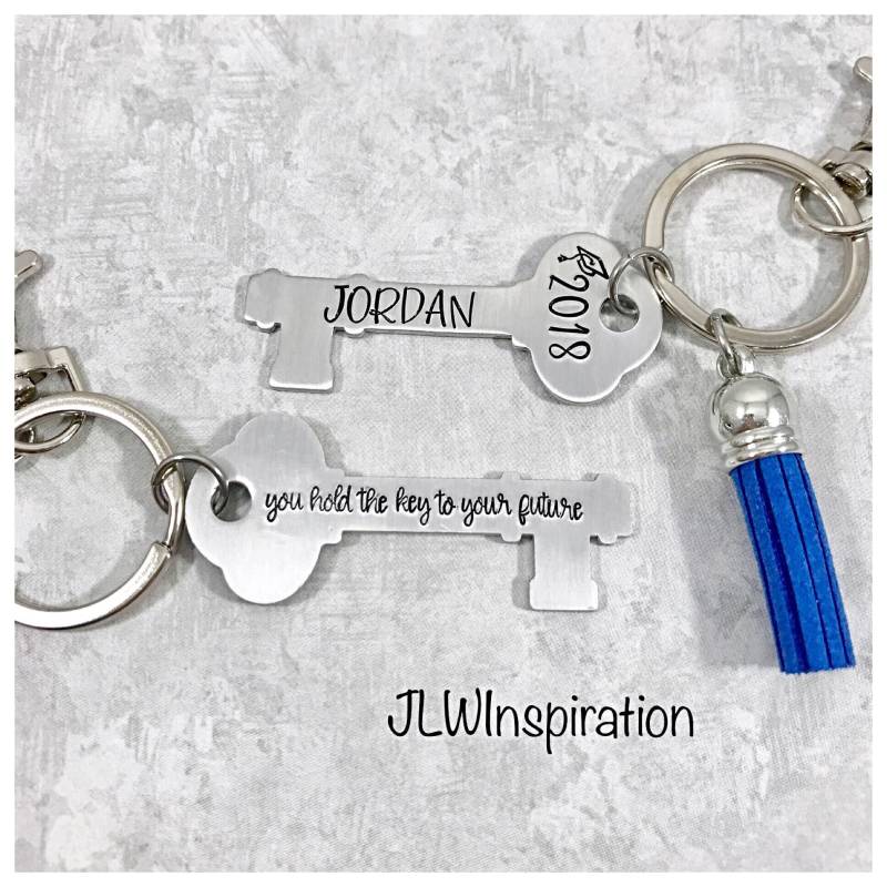 Personalisierter Abschluss Schlüsselbund Gestempelt Aluminium Schlüssel, Quaste von JLWInspiration