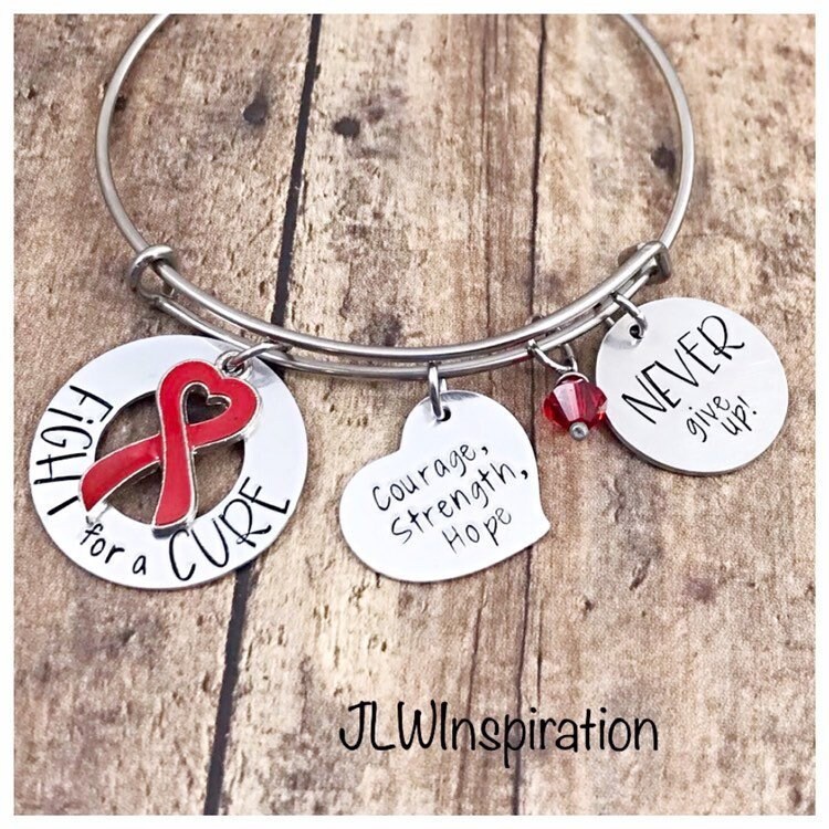 Red Ribbon Bewusstsein Armreif Armband Hand Gestempelt, Swarovski Kristall von JLWInspiration