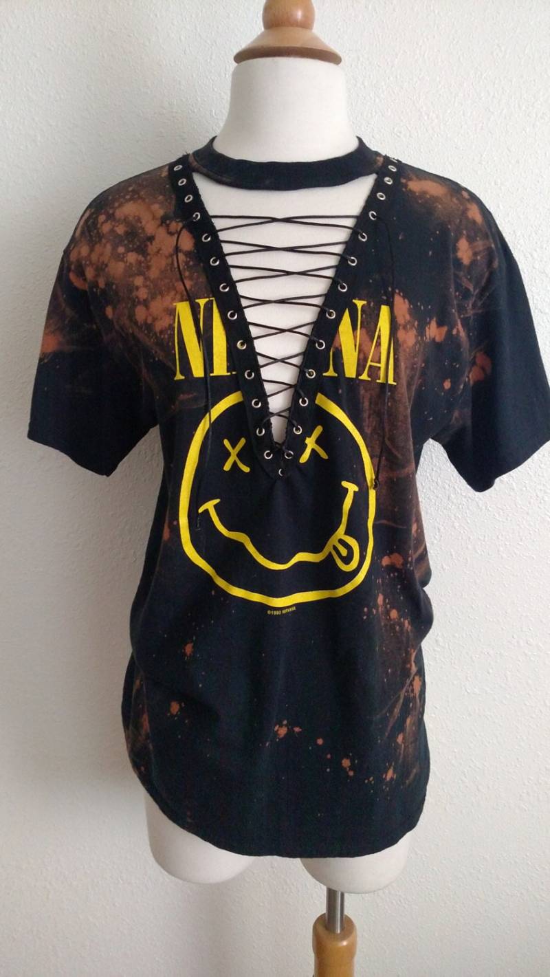 Nirvana Lace Up Band Top T-Shirt - Vintage, Grunge, Distressed, Konzert-T-Shirt Nirvana Lace Up Band Top T-Shirt - Vintage, Grunge, Distressed, Konzert-T-Shirt von JMASUMI