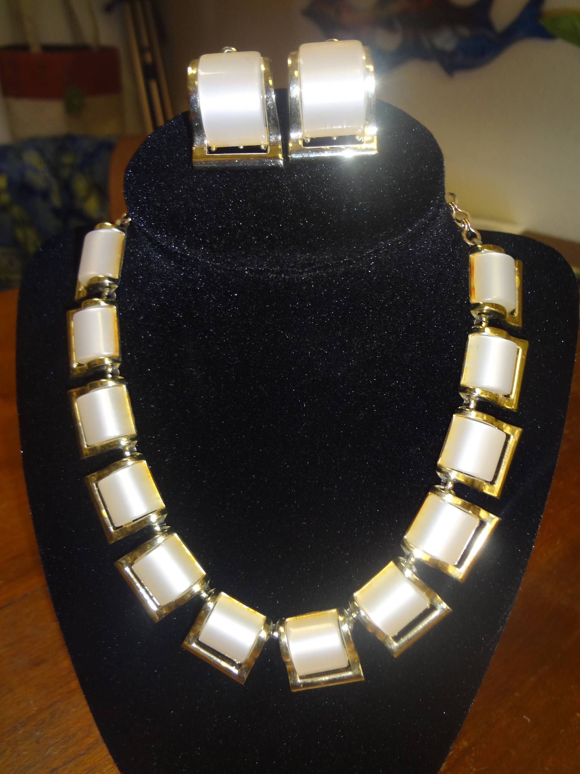 Vintage Signierte Charel Gold Tone Weiße Lucite Halskette Mit Passenden Ohrringen Vintage Signierte Charel Gold Tone Weiße Lucite Halskette Mit Passenden Ohrringen von JMCWTreasures