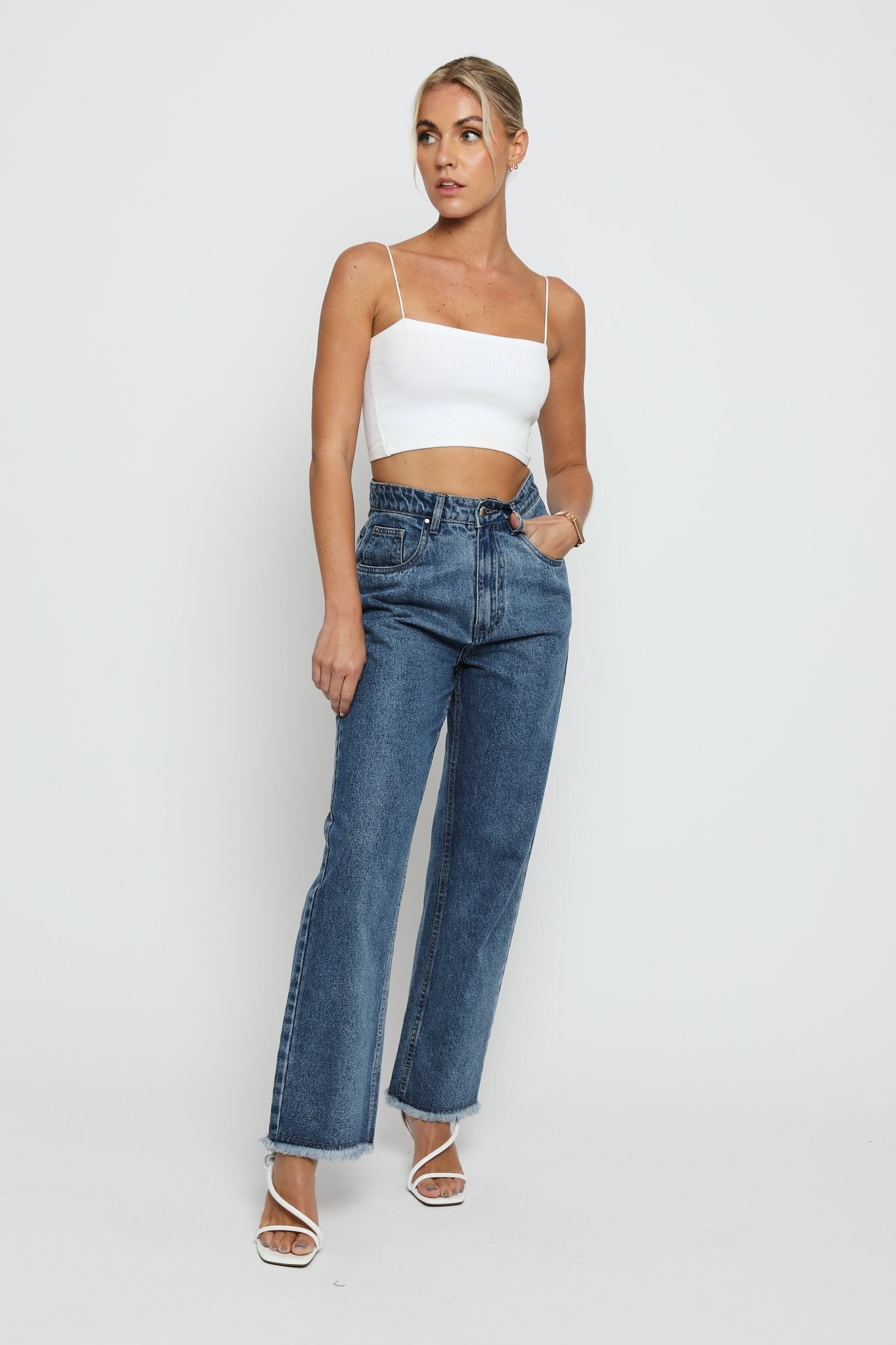 Ausgefransen Saum Gerades Bein Jeans Mid Stone Blue Denim, Mit Hoher Taille Ausgefransen Saum Gerades Bein Jeans Mid Stone Blue Denim, Mit Hoher Taille von JMOJOBoutique
