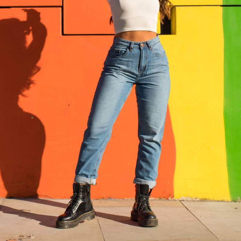 Denim Jeans Hohe Taille Turn Up Mom Hellblau Waschen | Damen Hose Pumphose von JMOJOBoutique