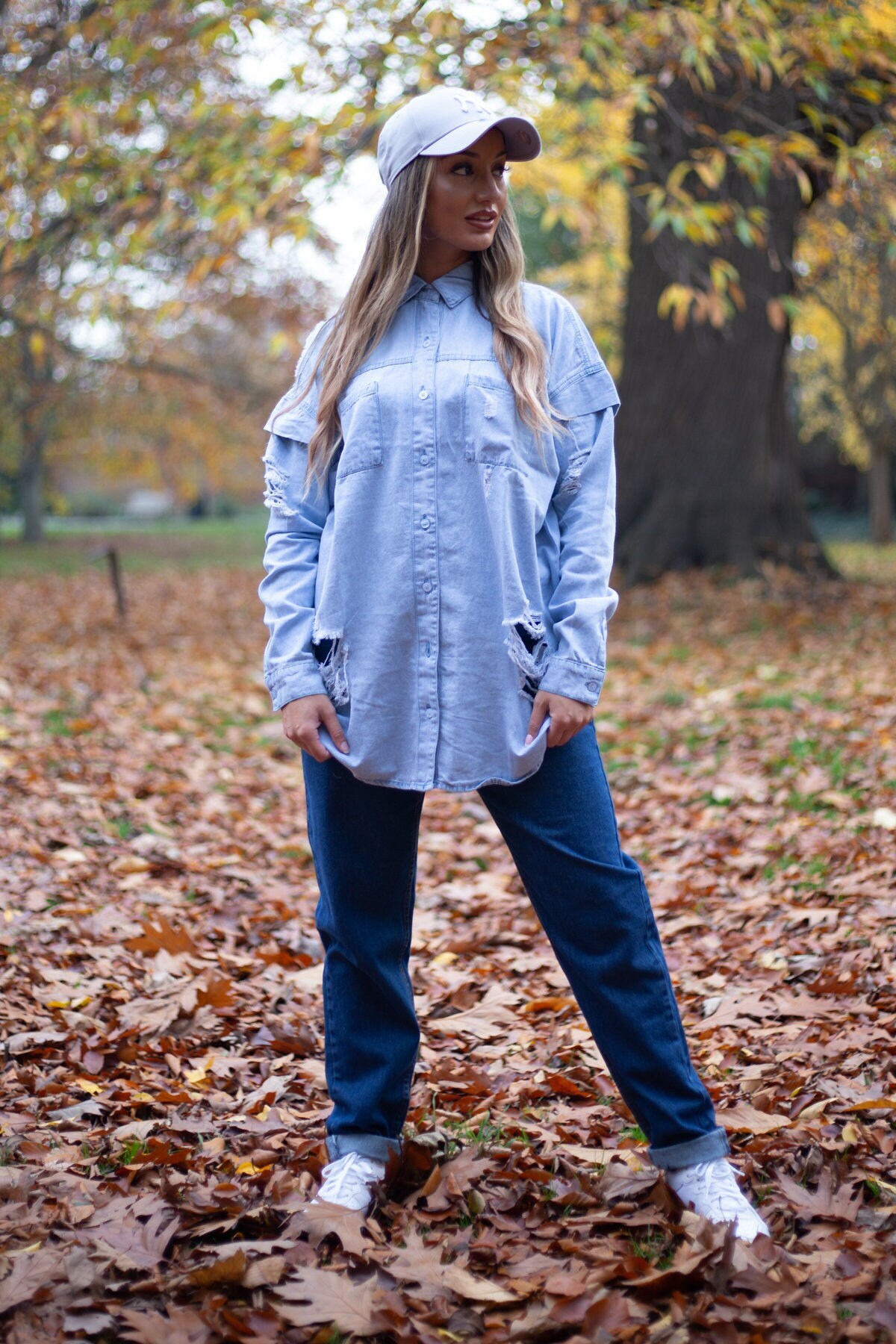 Oversized Distressed Denim Shirt - Hellblaue Bleichwäsche von JMOJOBoutique