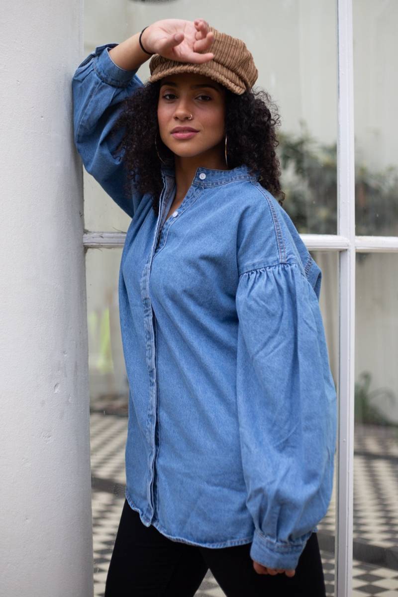 Plus Size Hellblaues Jeanshemd Ballon Ärmel Baumwoll Top von JMOJOBoutique