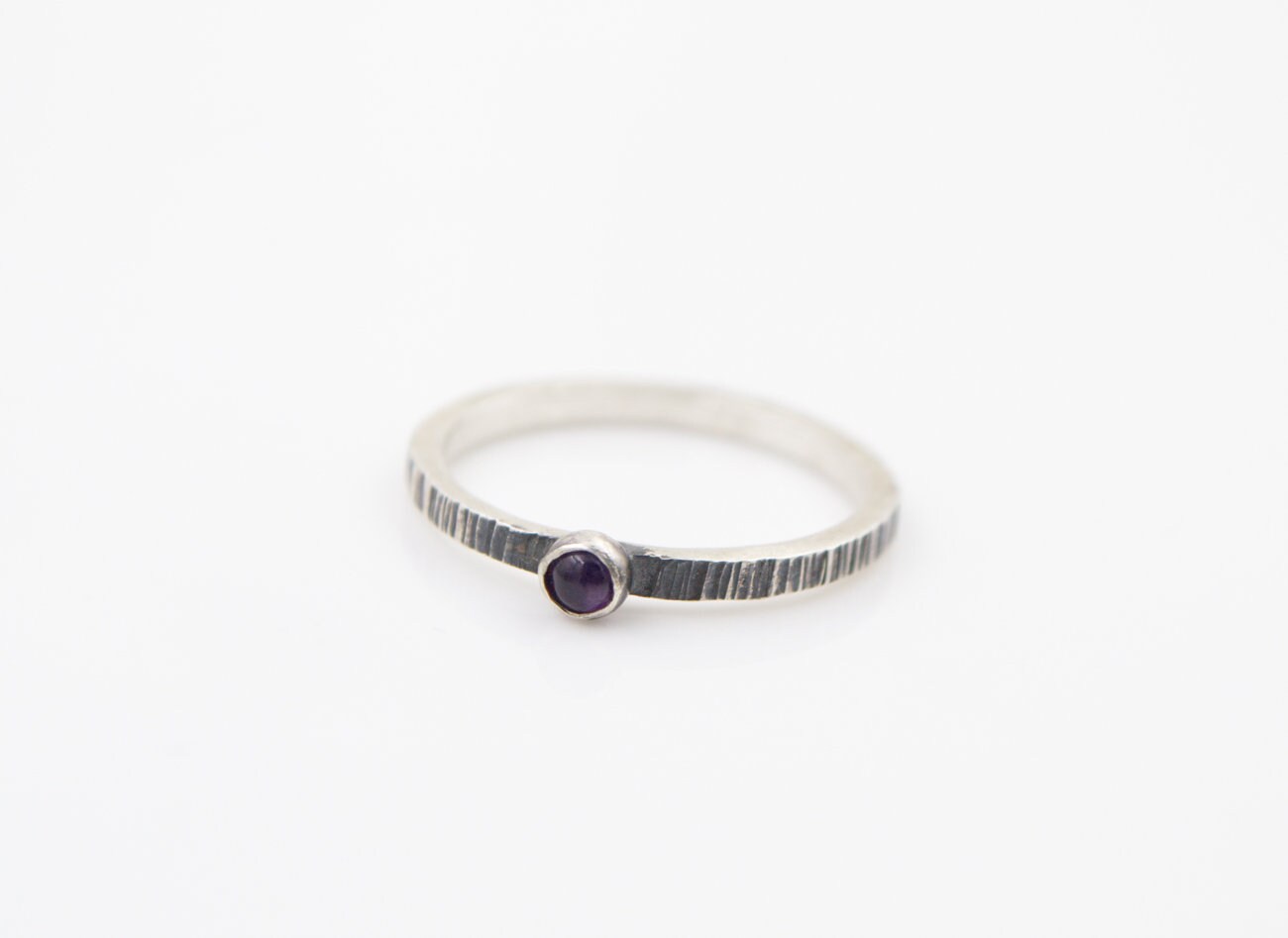 Amethyst - Stapelring Hammer Strukturierte Band Recycling-Sterling Silber Amethyst - Stapelring Hammer Strukturierte Band Recycling-Sterling Silber von JMcCormickDesigns