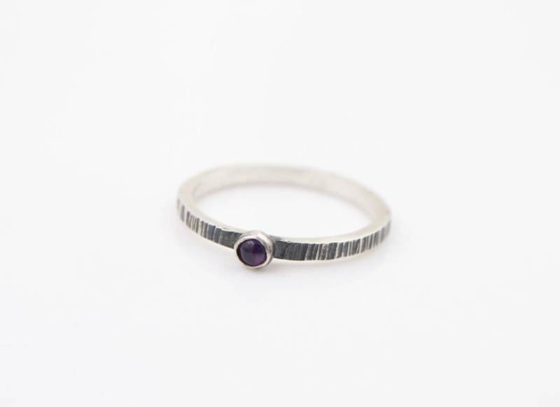 Amethyst - Stapelring Hammer Strukturierte Band Recycling-Sterling Silber Amethyst - Stapelring Hammer Strukturierte Band Recycling-Sterling Silber von JMcCormickDesigns