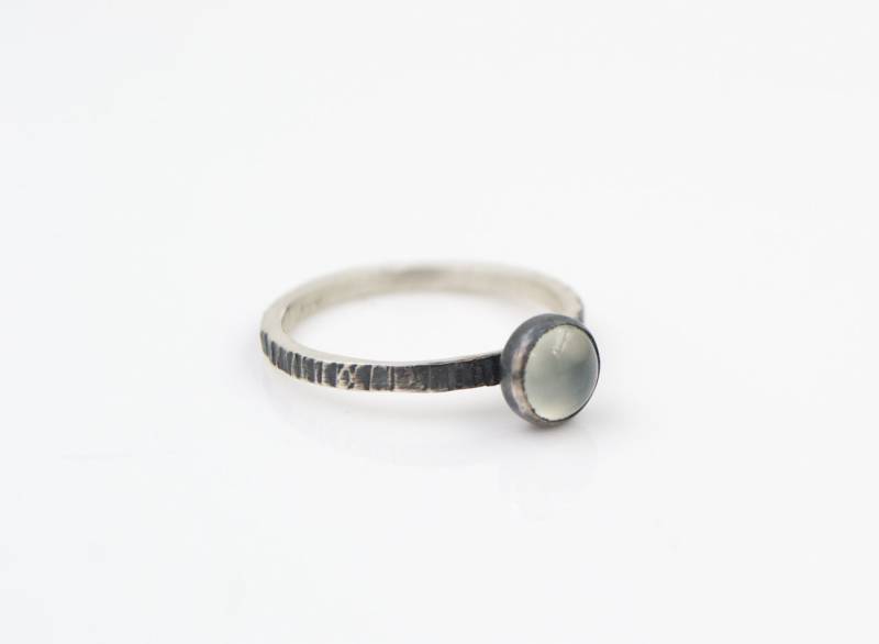 Chalcedon - Stapelring Hammer Strukturierte Band Recycling-Sterling Silber Chalcedon - Stapelring Hammer Strukturierte Band Recycling-Sterling Silber von JMcCormickDesigns