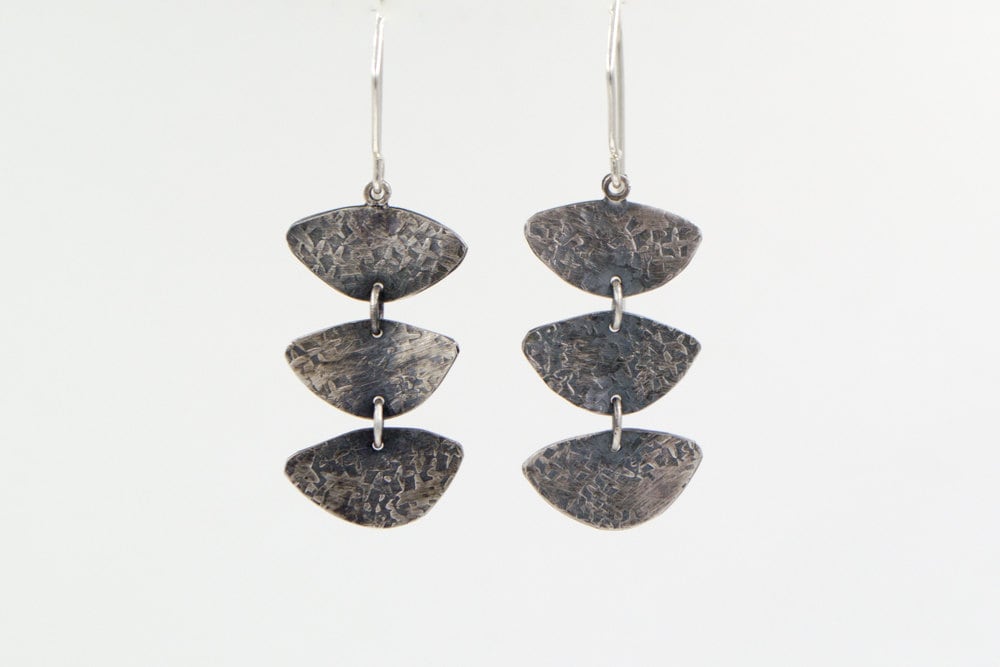 sterling Silber Blütenblatt Trio Ohrringe sterling Silber Blütenblatt Trio Ohrringe von JMcCormickDesigns