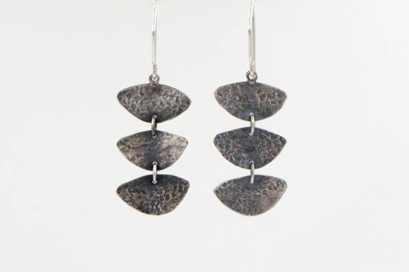 sterling Silber Blütenblatt Trio Ohrringe sterling Silber Blütenblatt Trio Ohrringe von JMcCormickDesigns
