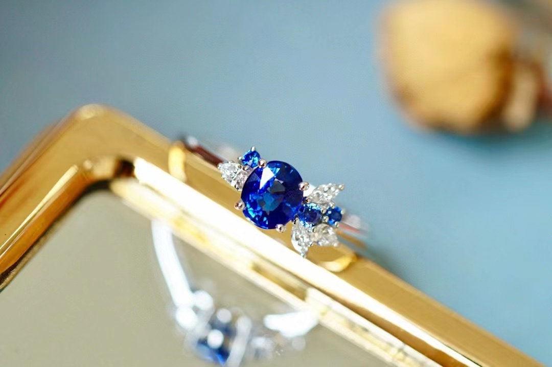 Diamant Blauer Saphir Ring Für Frauen in 18K Solid Gold | Ovaler Geschenk Zum Muttertag Jahrestag Ehering von JMgemsDesign