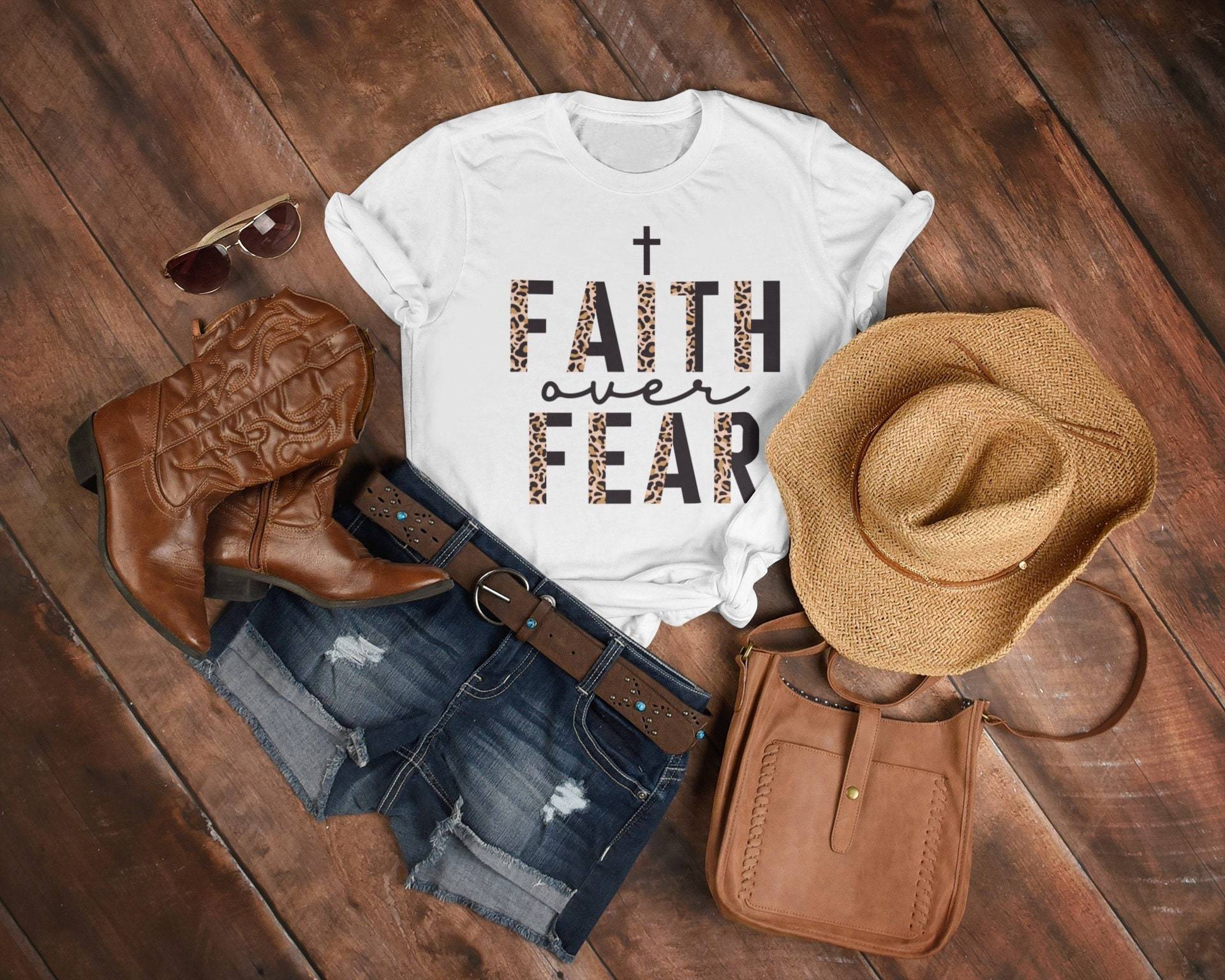 Christliches Frauen Shirt, Religiöses T-Shirt Für Sie, Geschenk Christliche Frauen, Glaube T-Shirt, Bibelvers Über Angst von JNCApparel